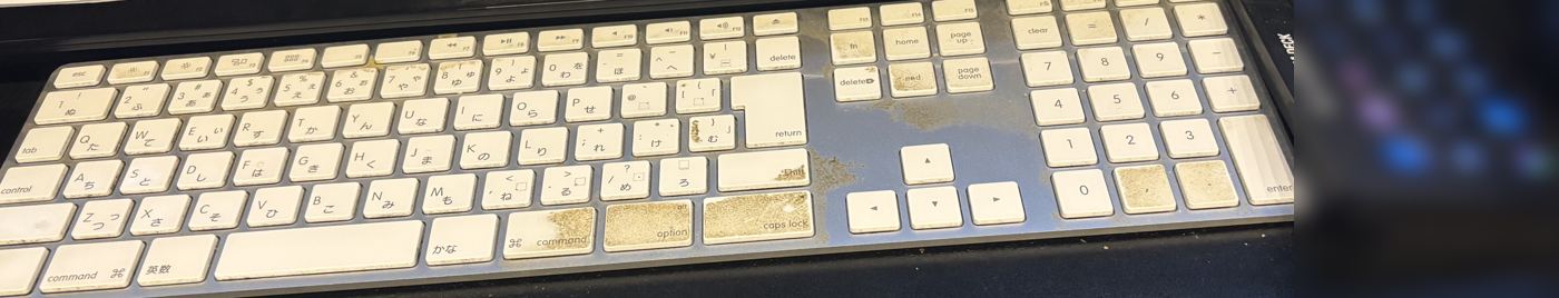 筆者が会社で使っている、Appleの有線キーボード（テンキー付き、日本語配列）とStream Deck